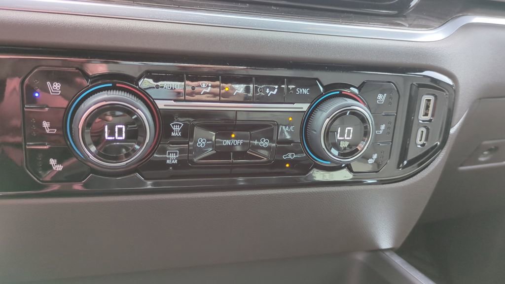 Used 2025 Chevrolet Silverado 2500 LTZ w/ LTZ Convenience Package image 19