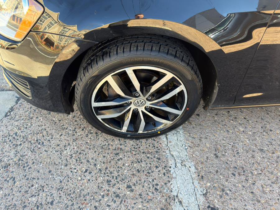 Used 2016 Volkswagen Golf SE image 28