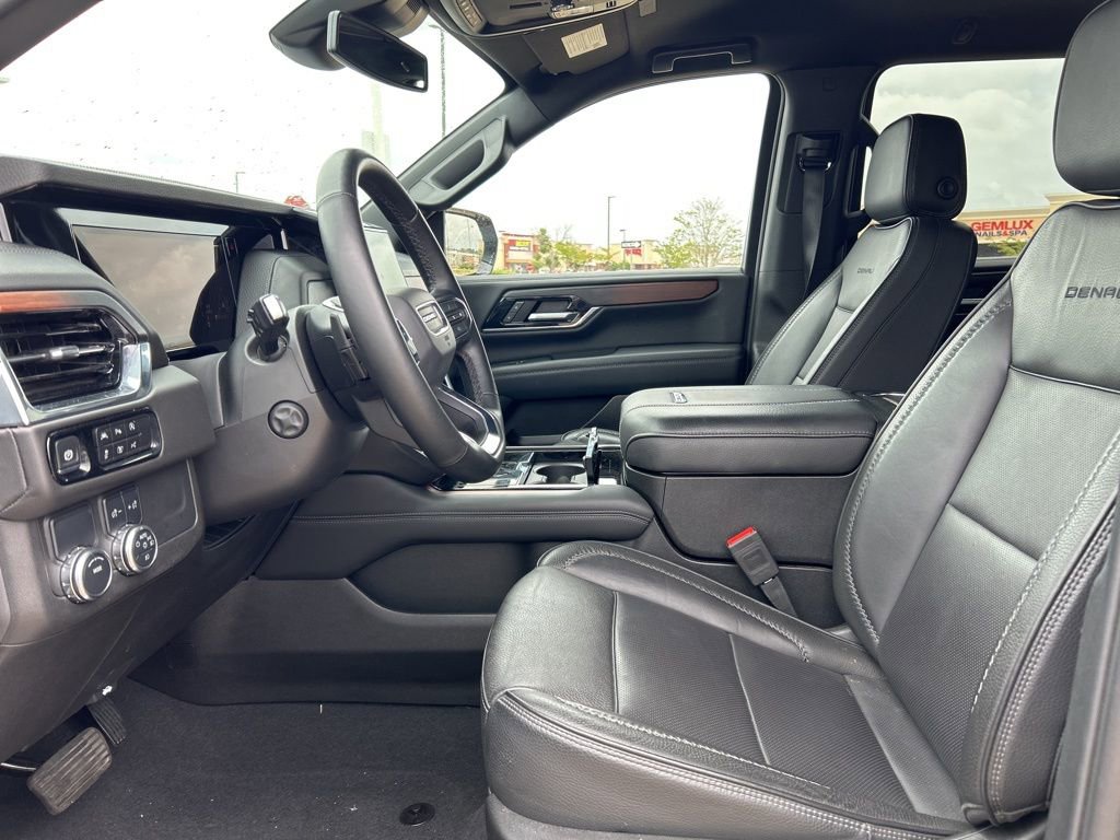 Used 2025 GMC Yukon XL Denali RWD image 15