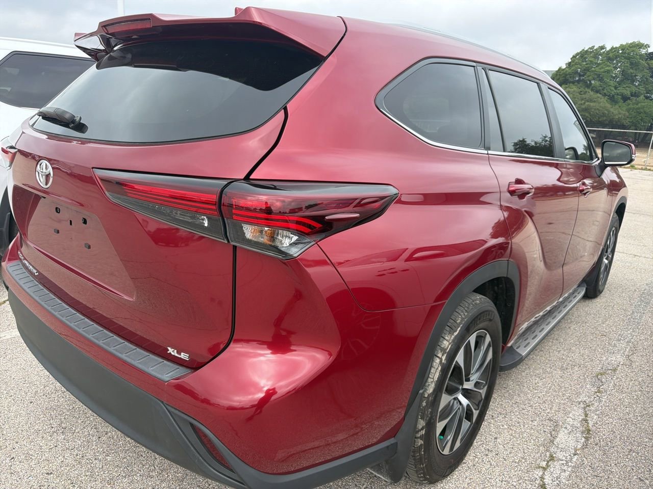 Used 2024 Toyota Highlander XLE FWD image 6
