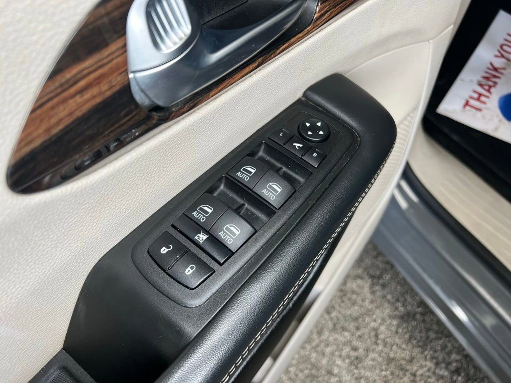 Used 2023 Chrysler Pacifica Limited image 17