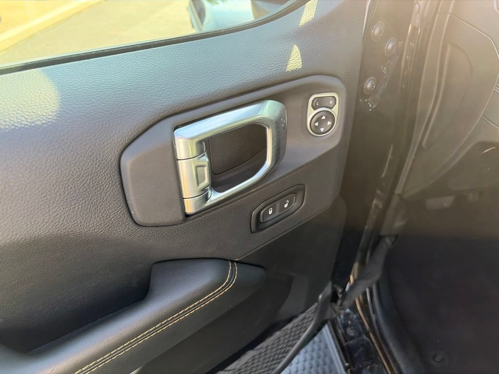Used 2025 Jeep Wrangler Unlimited Sahara AWD/4WD image 17
