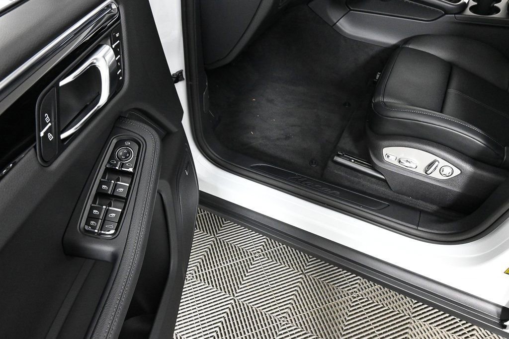 New 2026 Porsche Macan AWD image 8