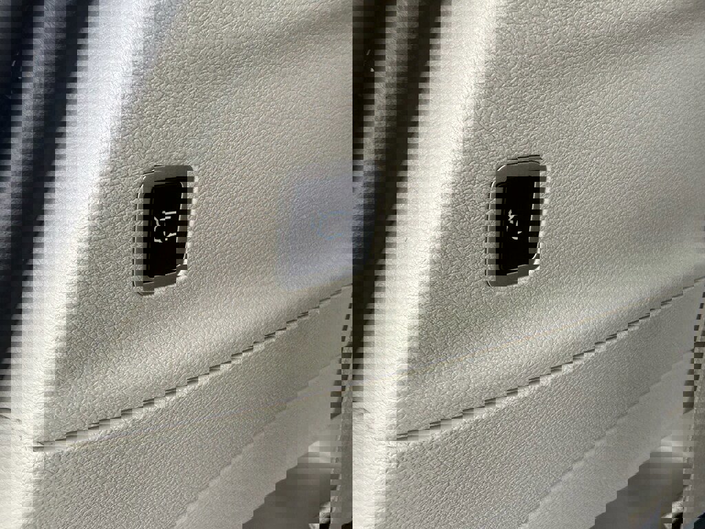 Used 2023 Chrysler Pacifica Touring-L image 18