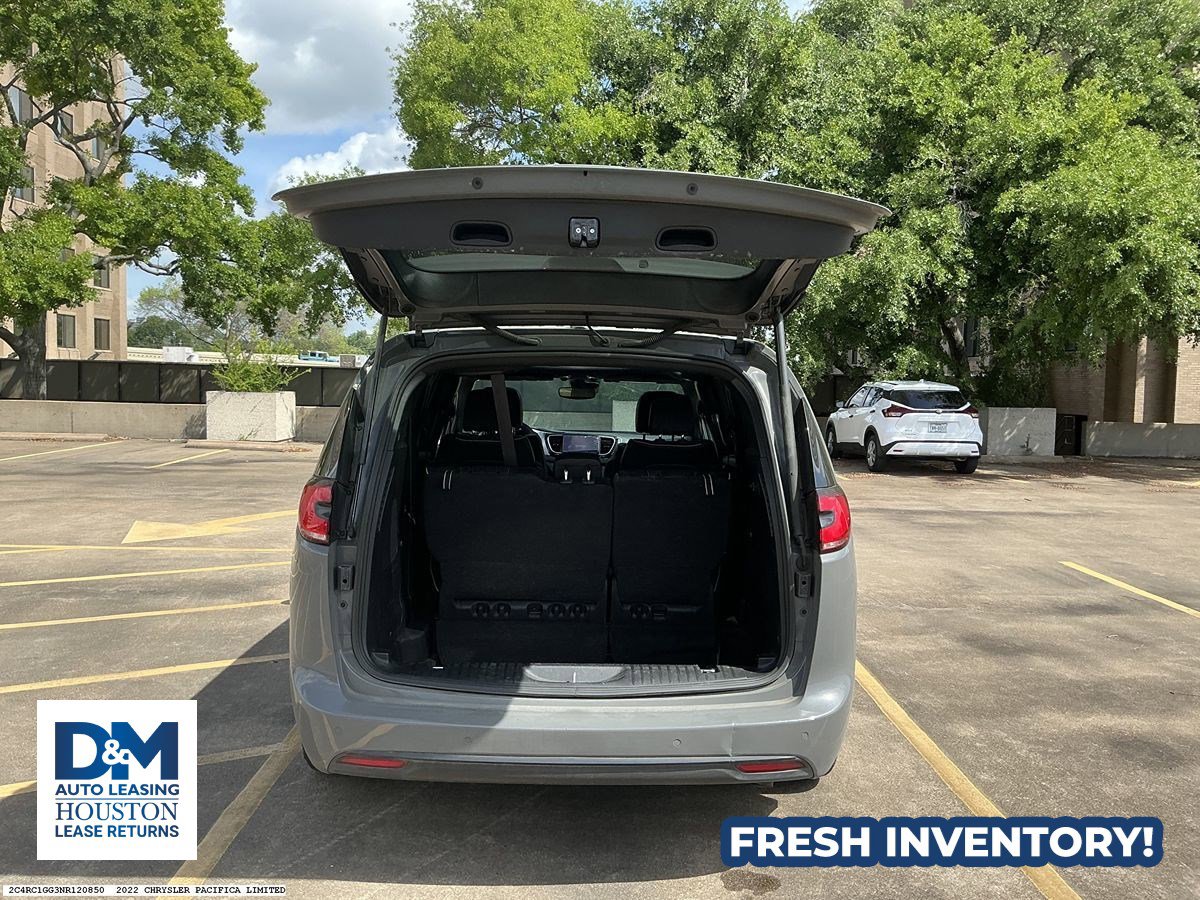 Used 2022 Chrysler Pacifica Limited w/ Uconnect Theater Family Group image 6