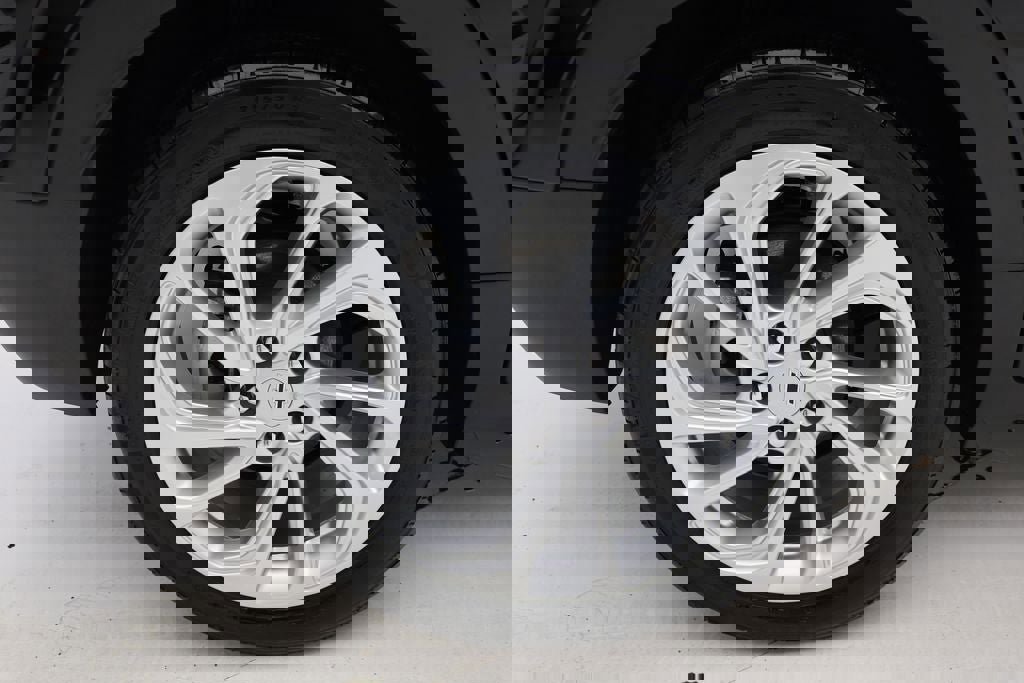 Used 2023 Chevrolet Bolt EUV LT w/ Comfort Package image 9