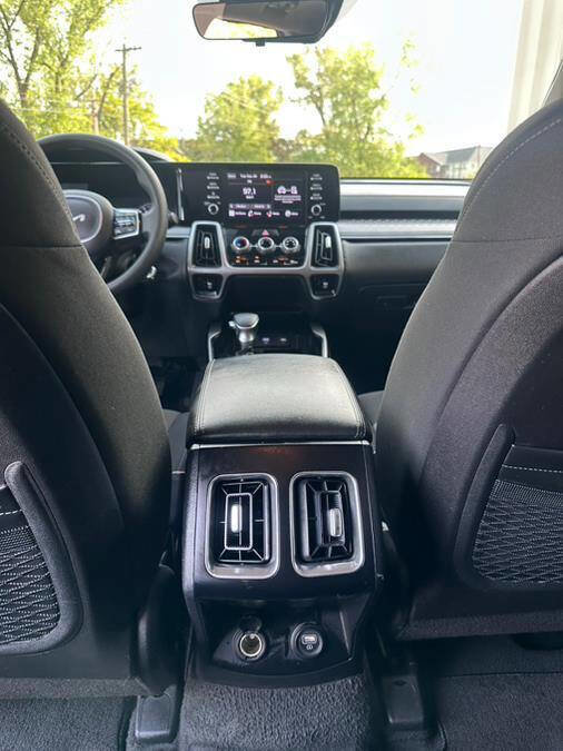 Used 2023 Kia Sorento LX image 31