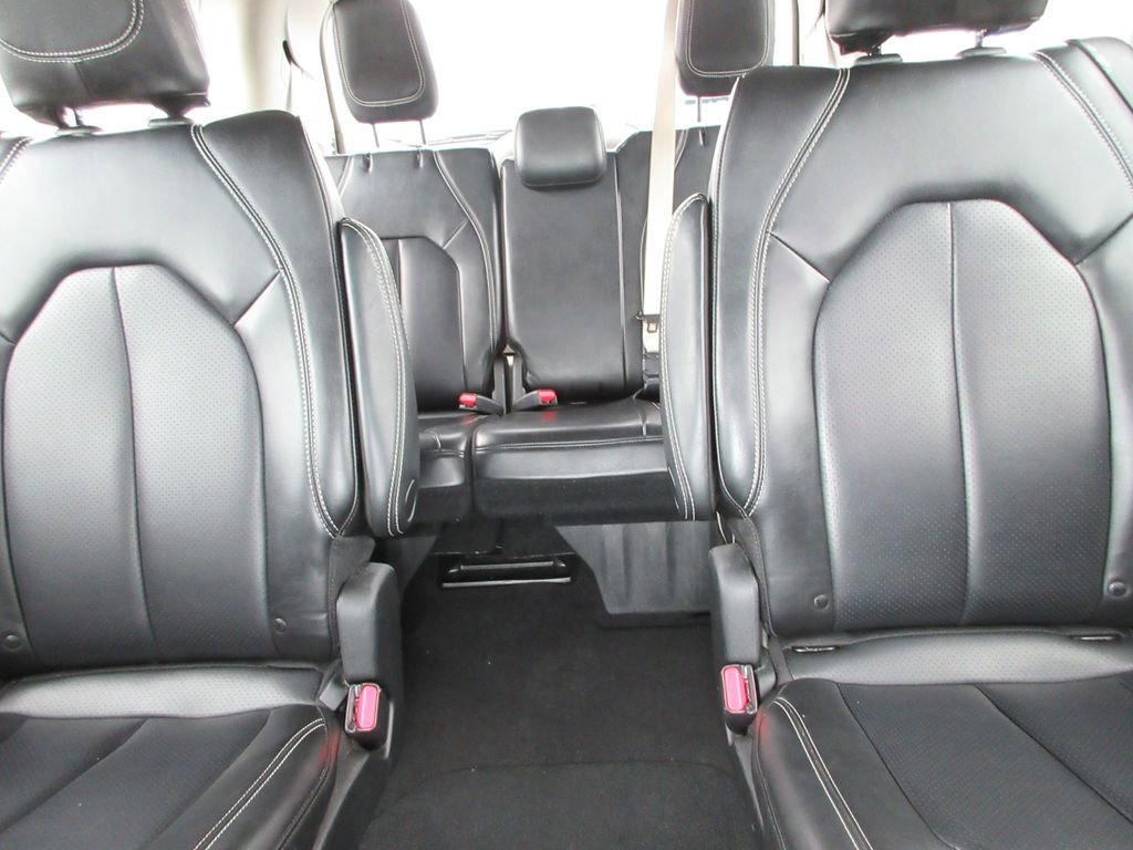 Used 2023 Chrysler Pacifica Touring-L image 19