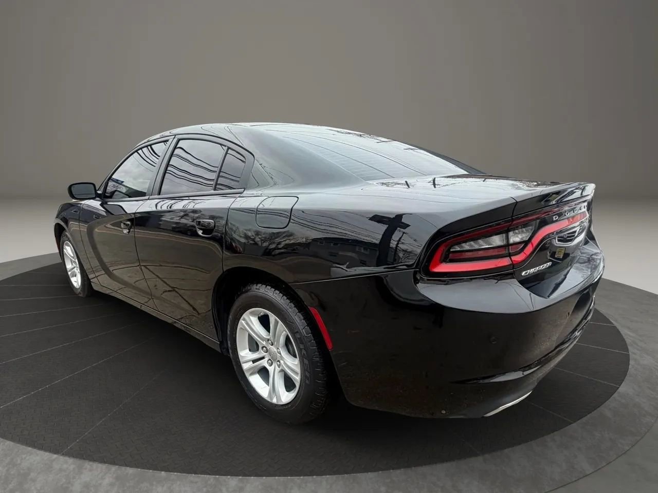 Used 2022 Dodge Charger SXT w/ Leather Interior Group RWD image 7