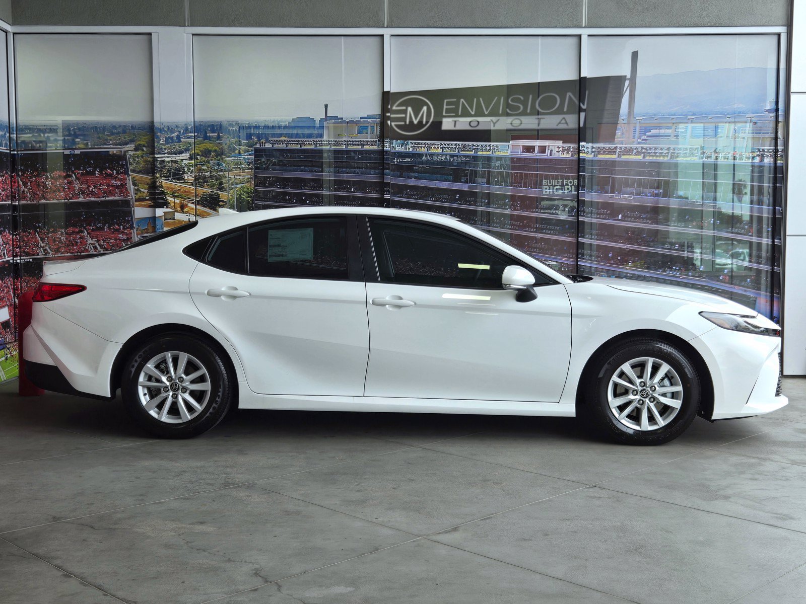 Certified 2026 Toyota Camry Hybrid FWD image 4