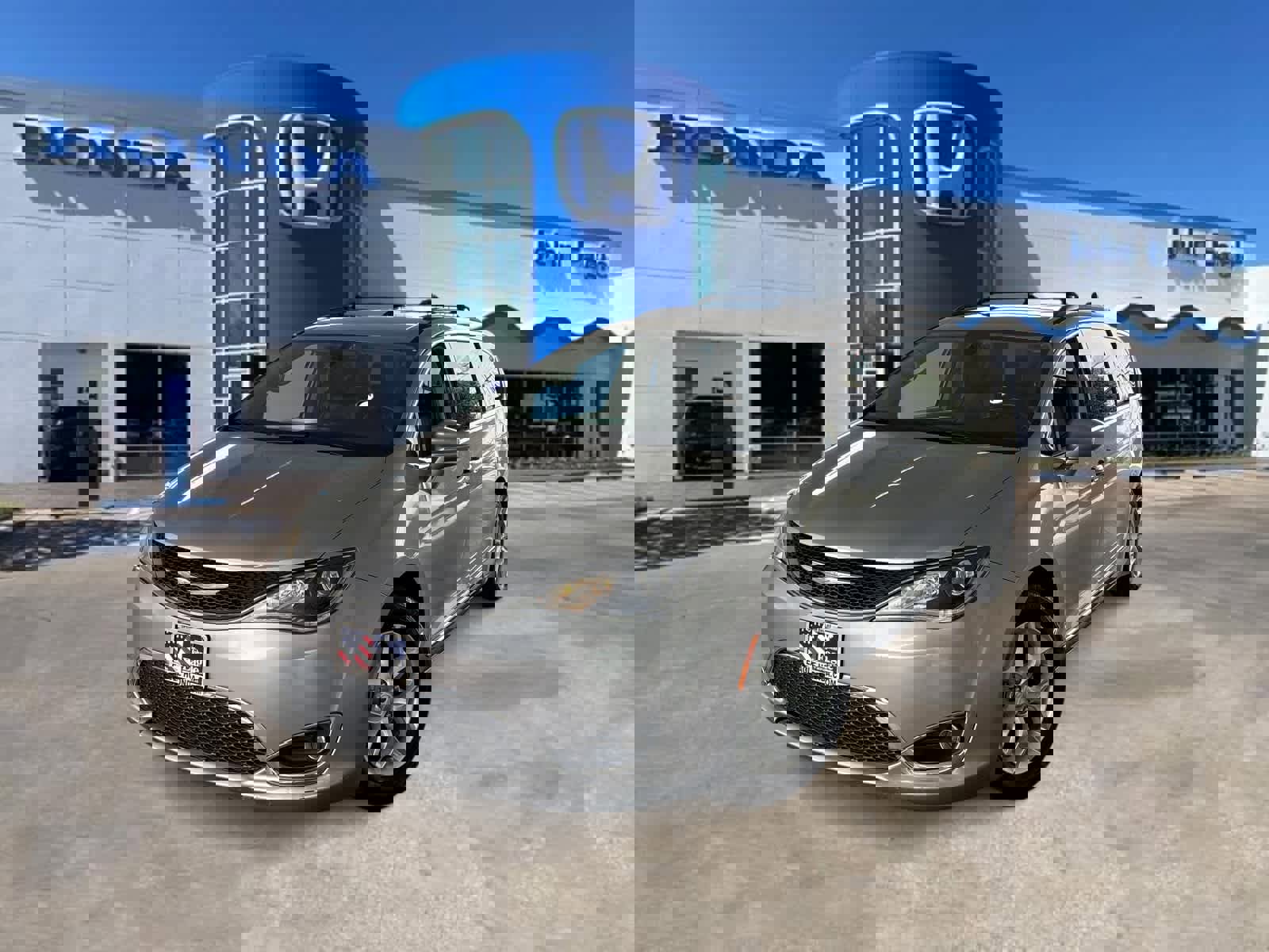 Used 2017 Chrysler Pacifica Touring-L w/ Tire & Wheel Group