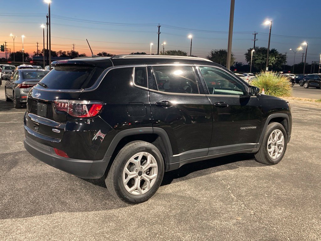Used 2025 Jeep Compass Latitude AWD/4WD image 5