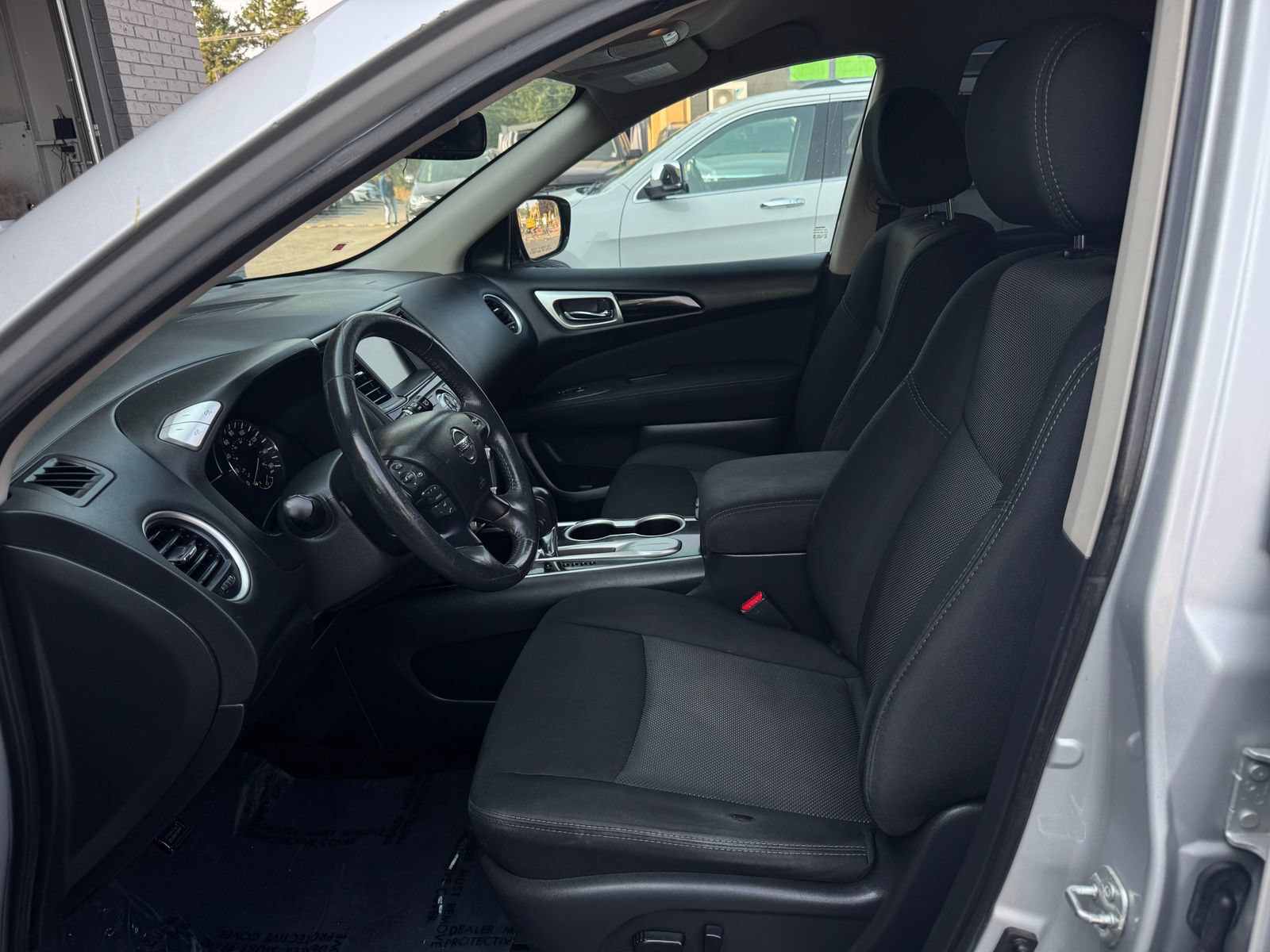 Used 2017 Nissan Pathfinder SV FWD image 9