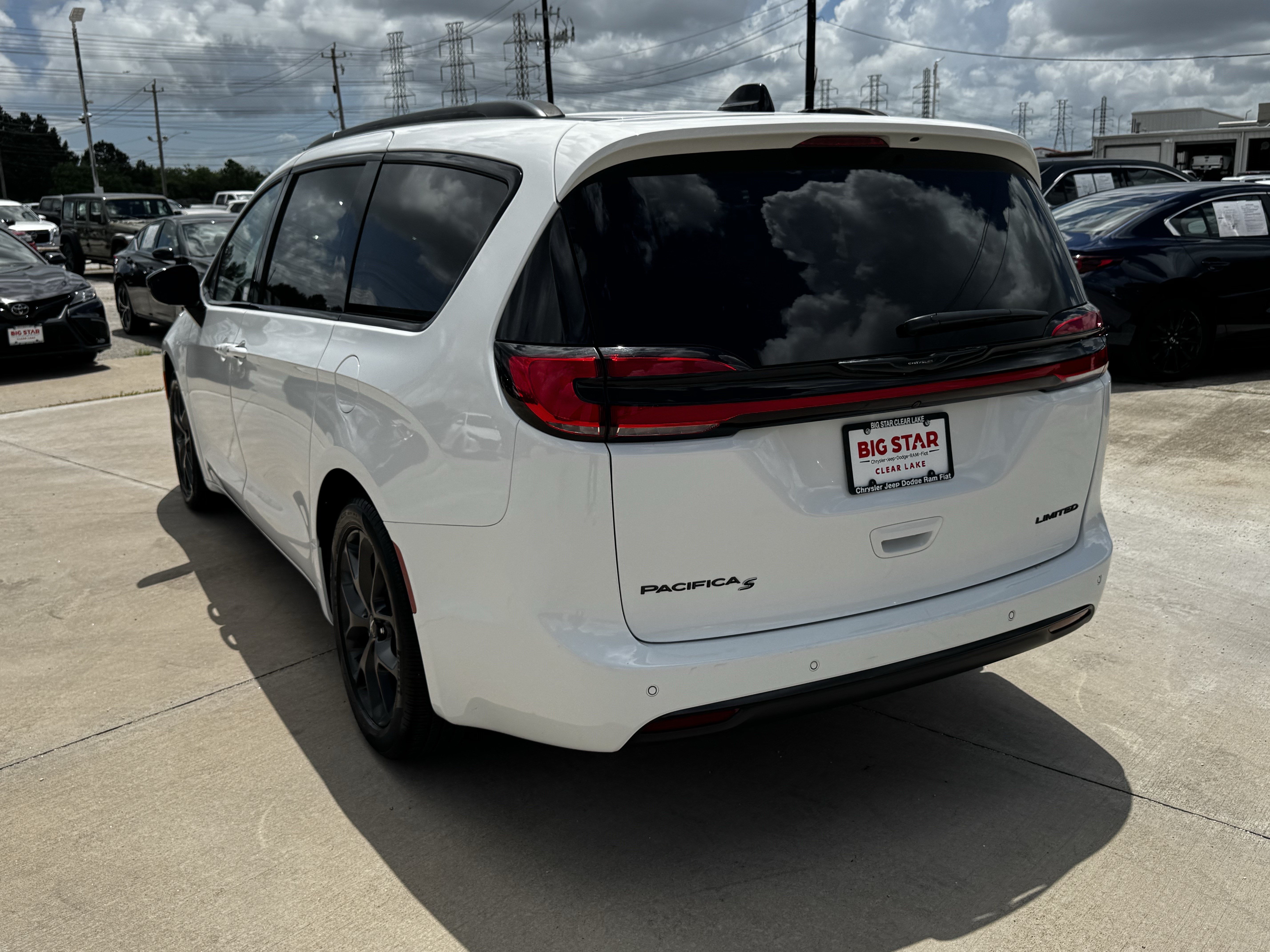 Used 2025 Chrysler Pacifica Limited FWD image 8