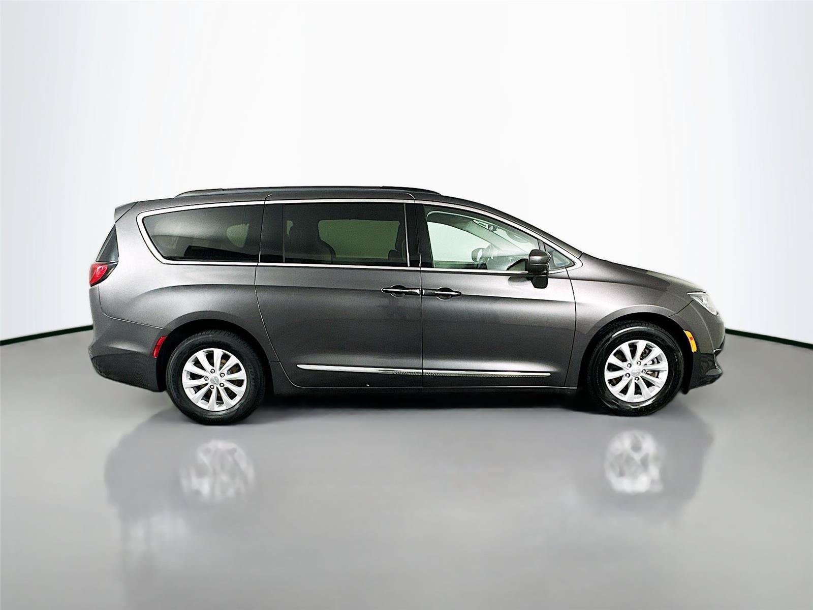 Used 2017 Chrysler Pacifica Touring-L FWD image 17