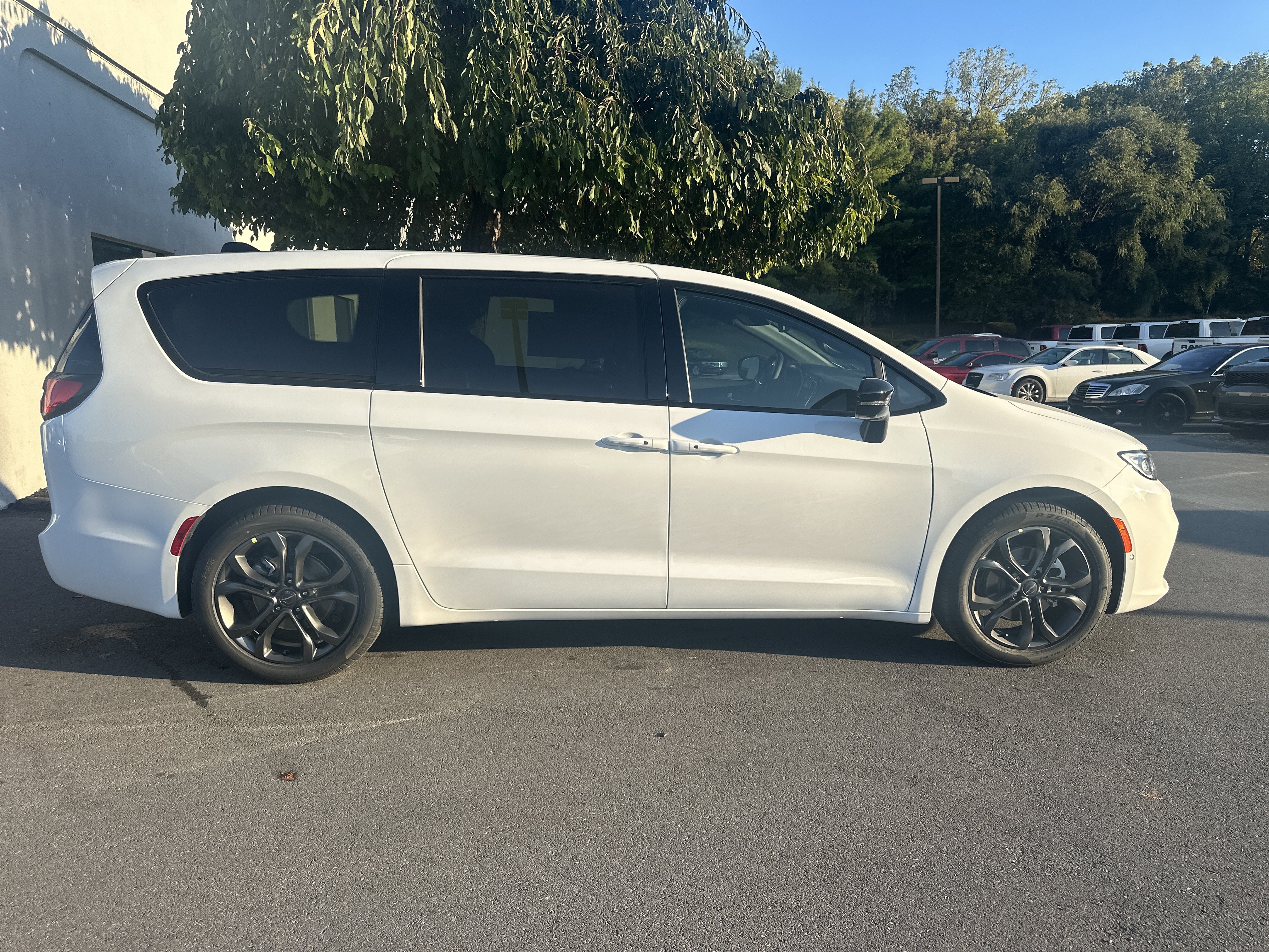 New 2026 Chrysler Pacifica Select FWD video 2