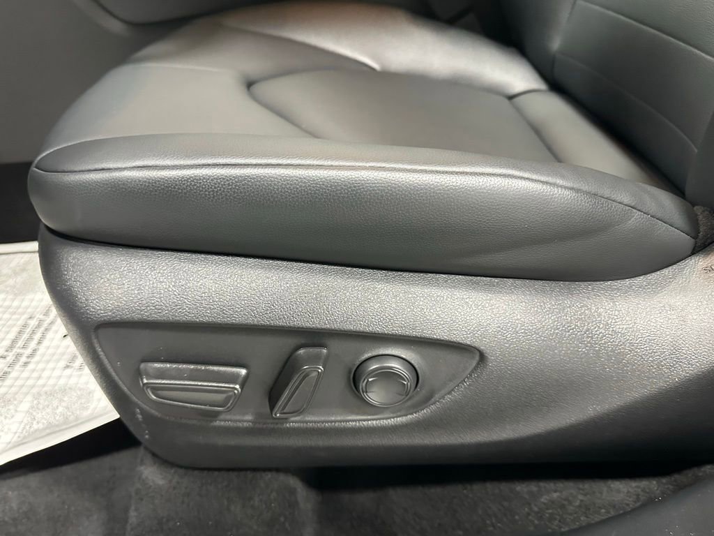 Used 2025 Toyota Highlander XLE AWD/4WD image 12