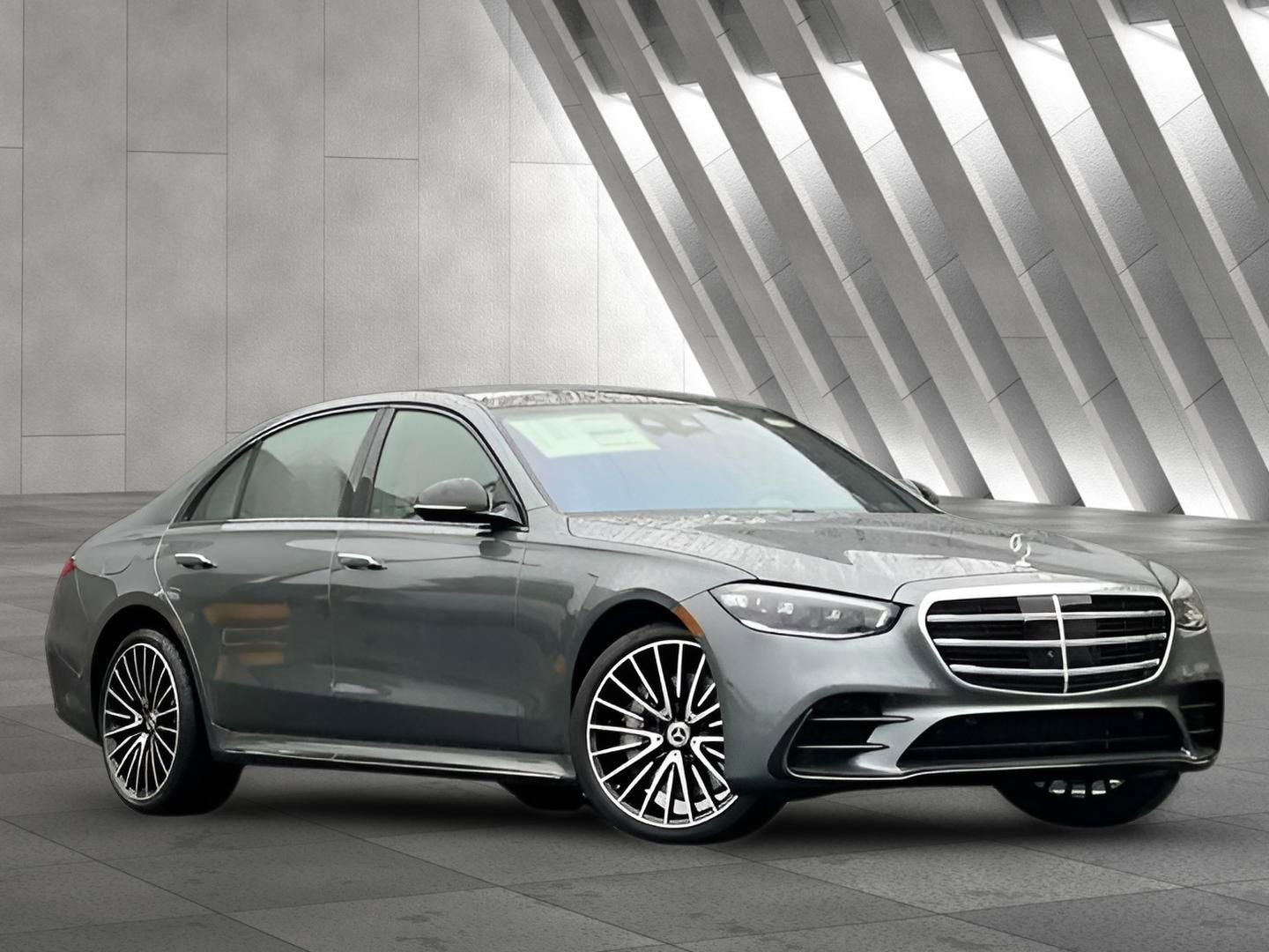 Used 2024 Mercedes-Benz S 580 4MATIC Sedan image 2