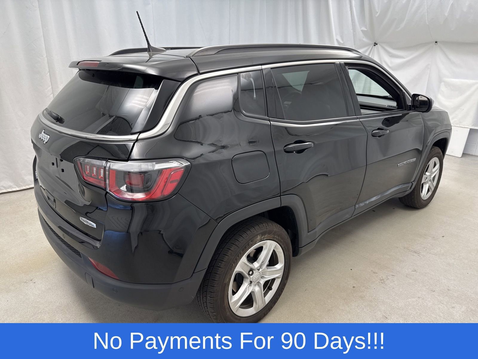 Used 2024 Jeep Compass Latitude w/ Sun and Sound Group AWD/4WD image 3