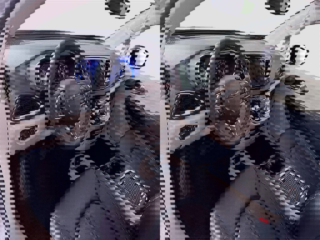 Used 2024 Chrysler Pacifica Touring-L image 3