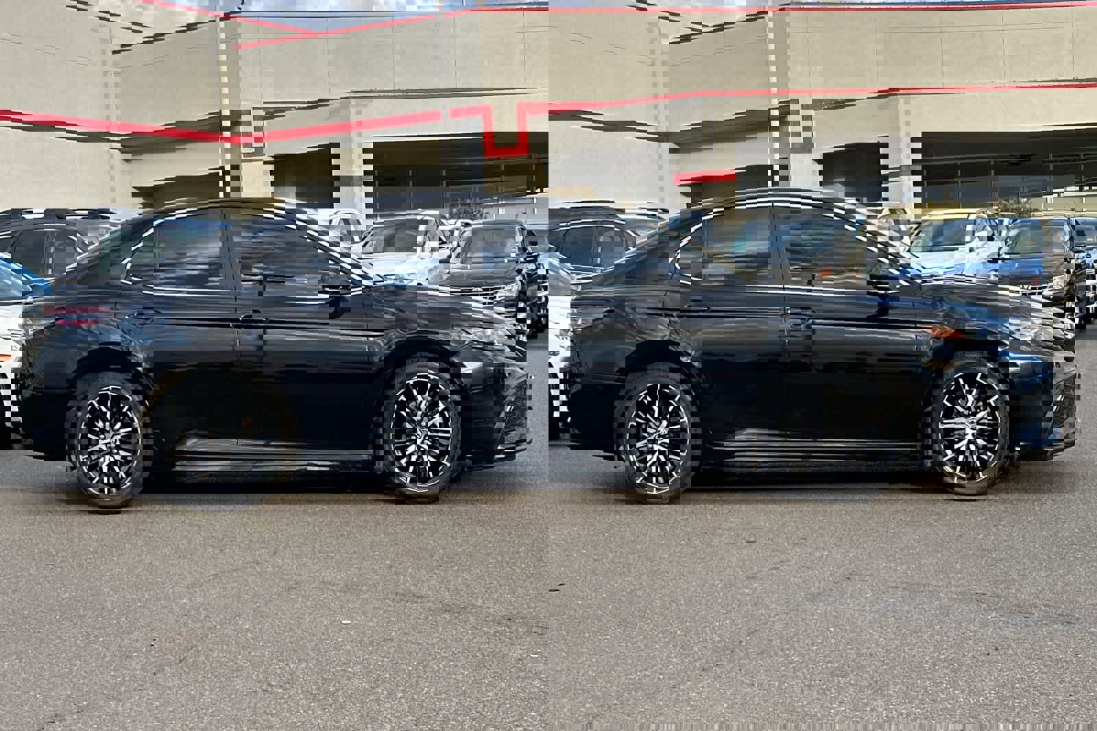 Used 2022 Toyota Camry SE image 6