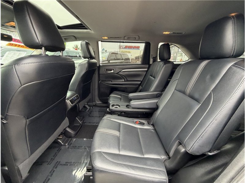 Used 2017 Toyota Highlander SE FWD image 23