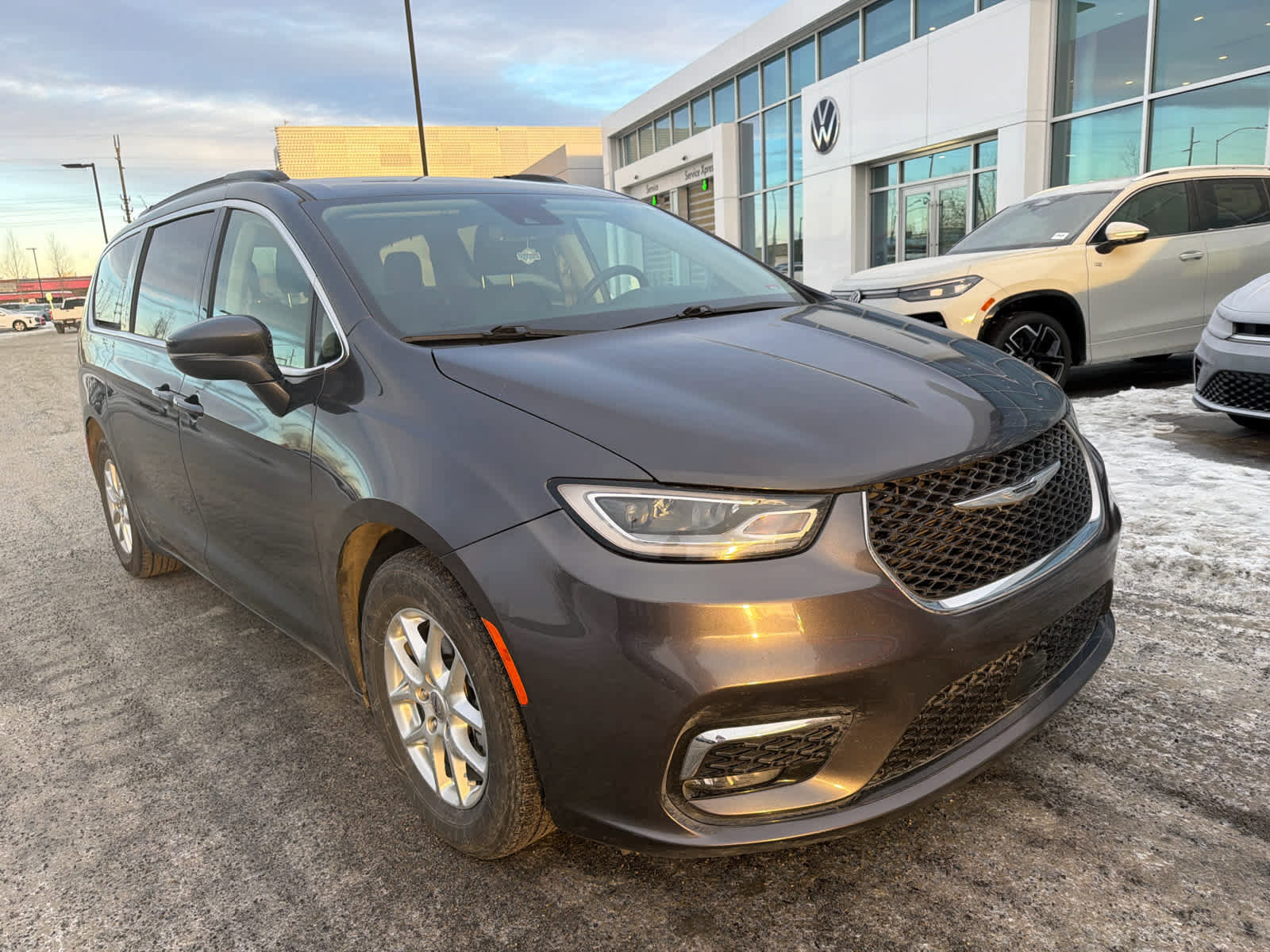 Used 2022 Chrysler Pacifica Touring-L image 2