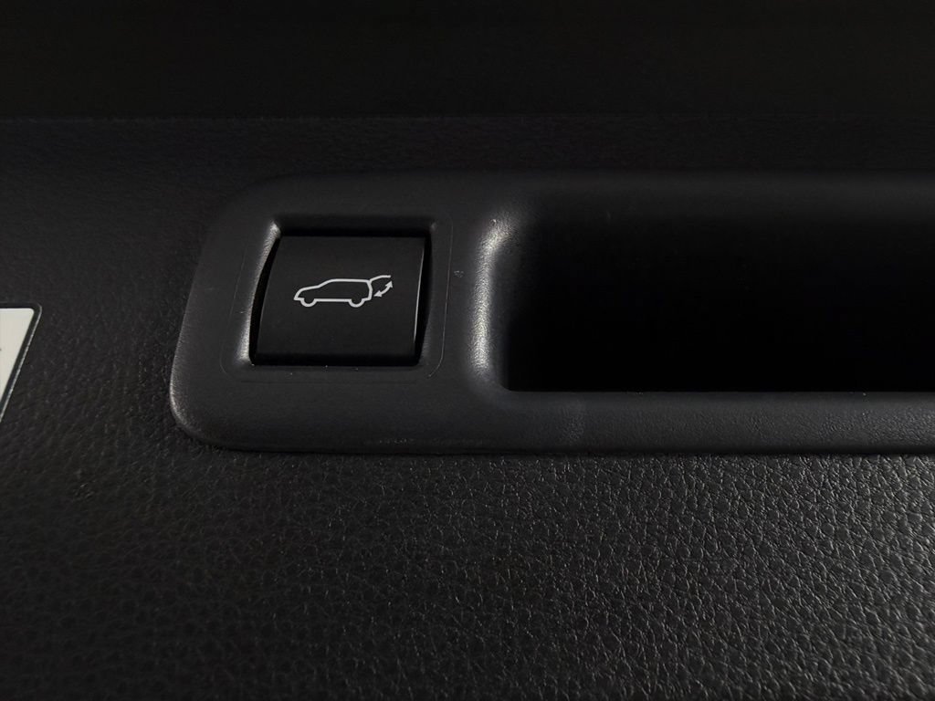 Used 2025 Toyota Highlander LE FWD image 28