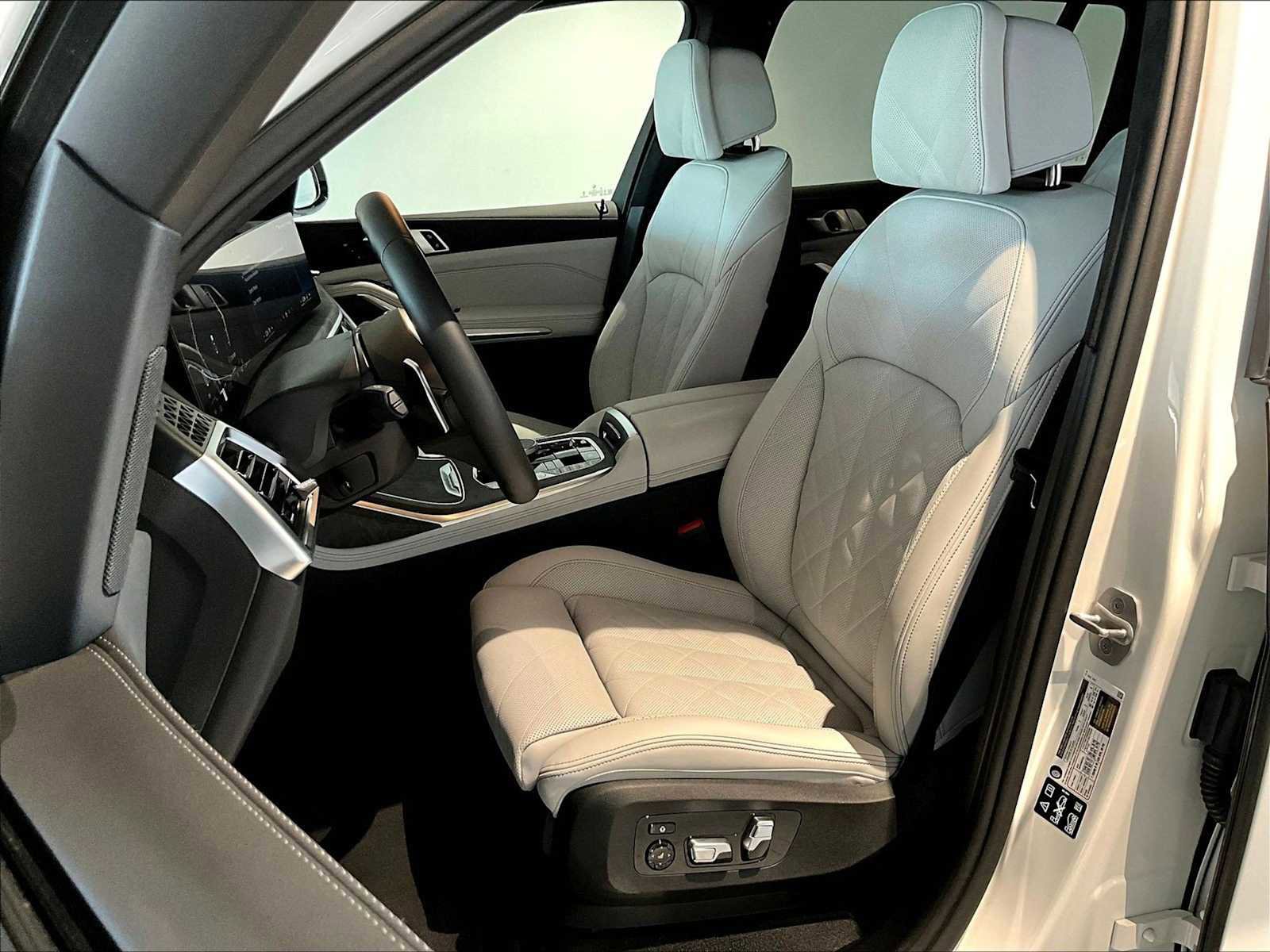 Used 2025 BMW X7 xDrive40i w/ M Sport Package image 8