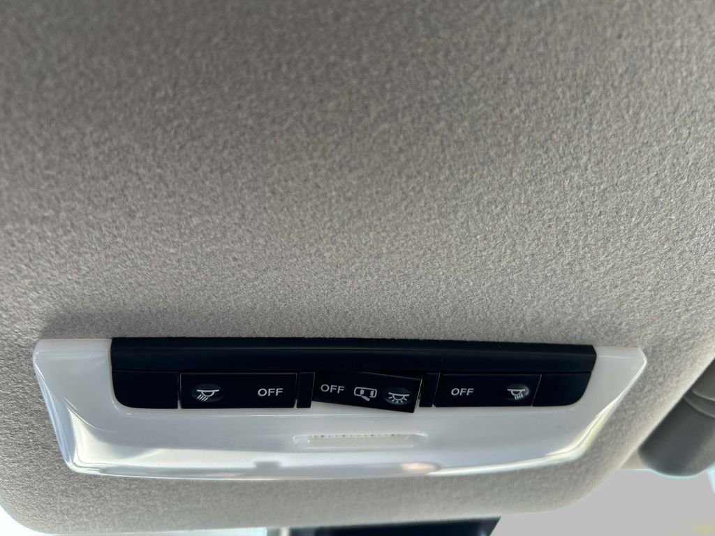 Used 2025 Nissan Versa SV w/ Trunk Package image 30