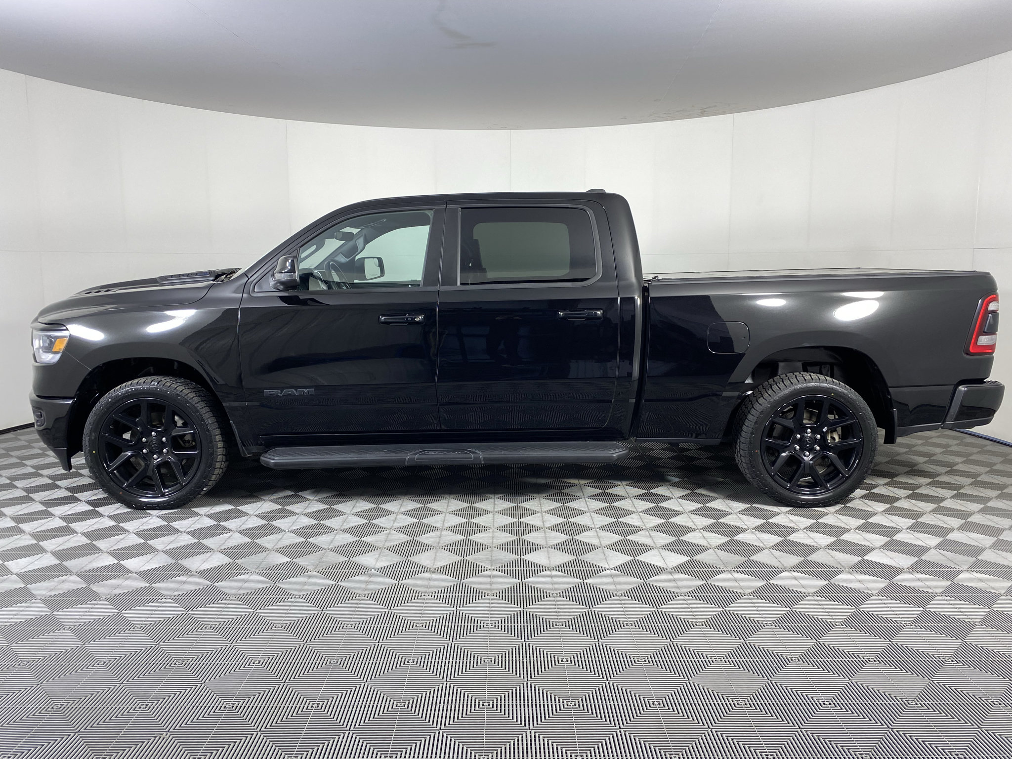 Used 2023 RAM 1500 Laramie AWD/4WD image 5
