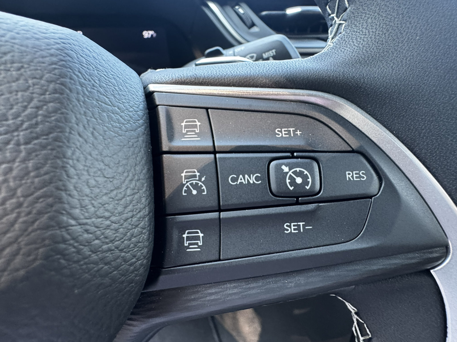 Used 2025 Jeep Grand Cherokee Laredo RWD image 32