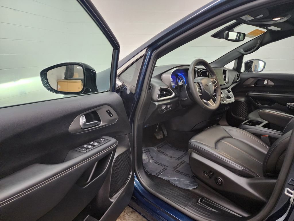Used 2025 Chrysler Pacifica Select FWD image 11