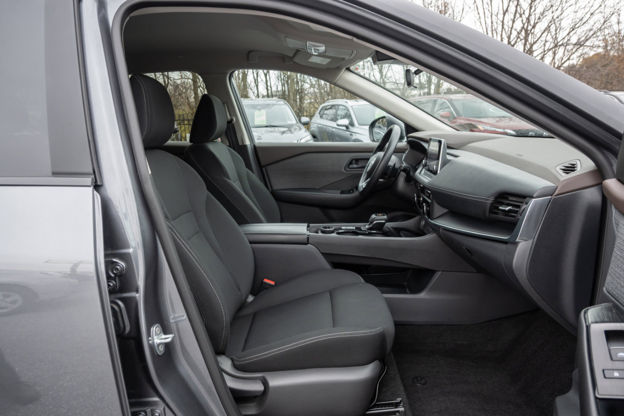 Used 2023 Nissan Rogue S image 27