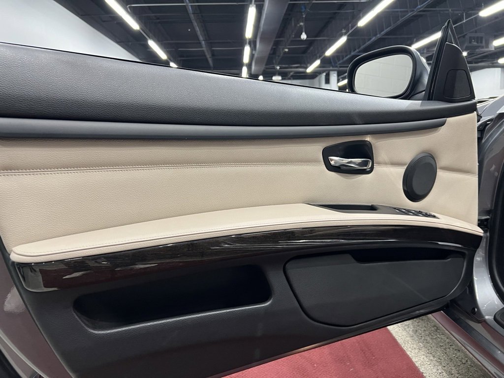 Used 2013 BMW 335i Convertible image 29