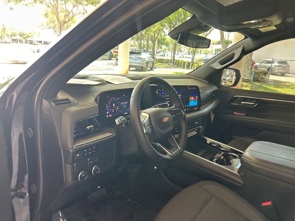 Used 2025 Chevrolet Suburban LS RWD image 6