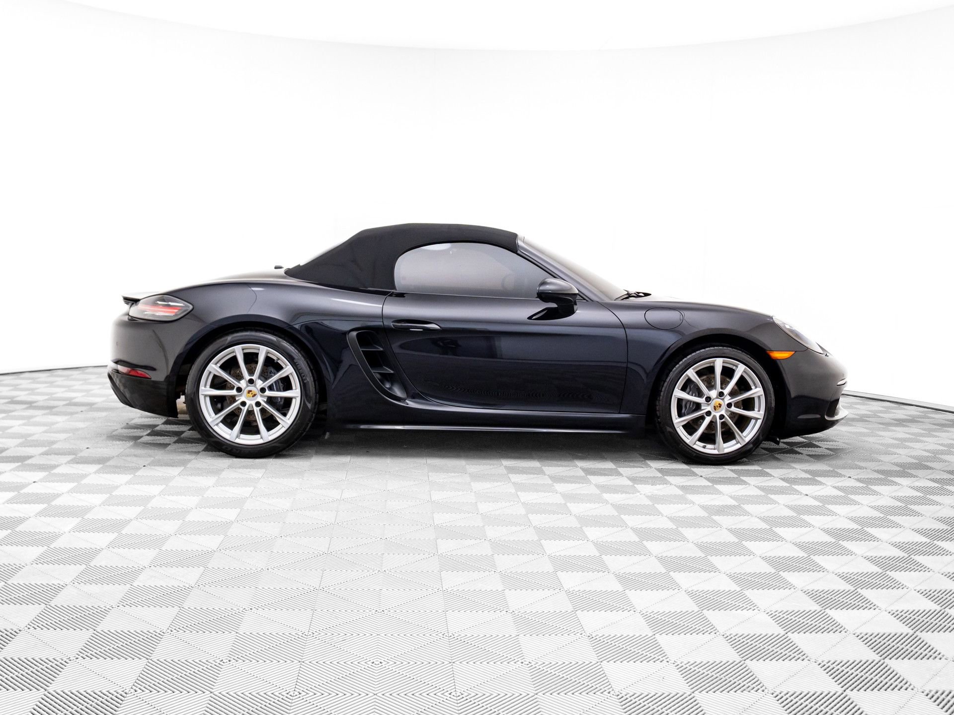 Used 2017 Porsche 718 Boxster image 8