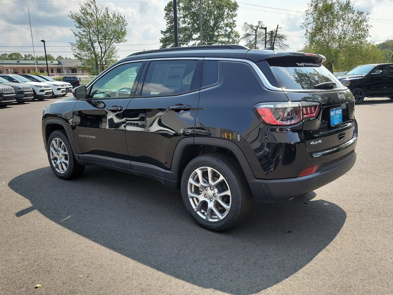 Used 2024 Jeep Compass Latitude image 3