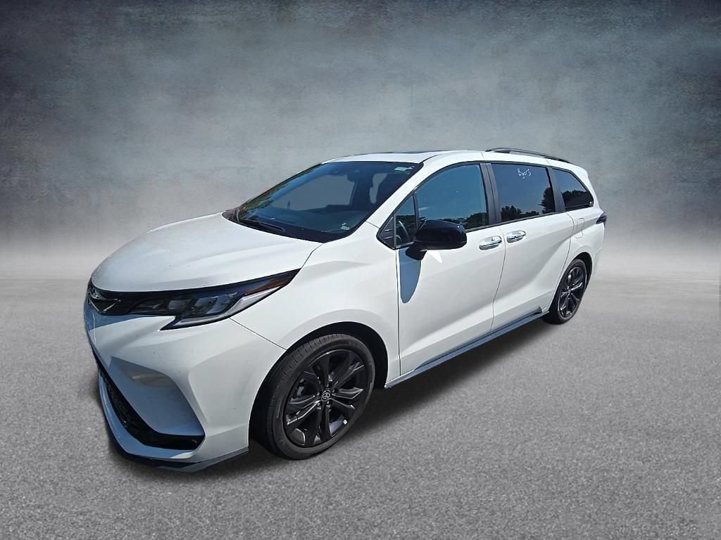 Used 2025 Toyota Sienna XSE FWD image 4