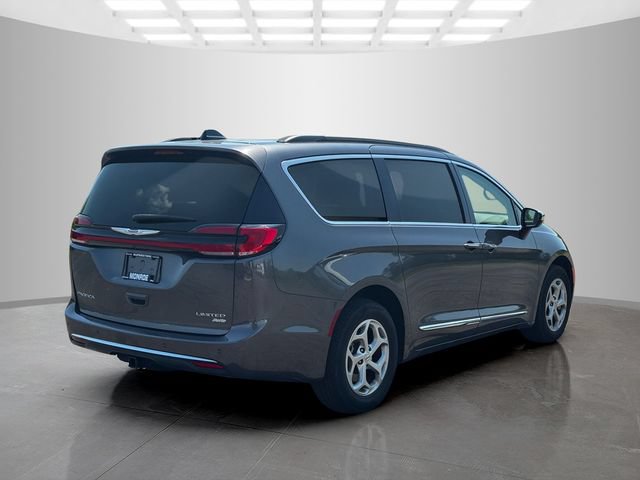 Certified 2023 Chrysler Pacifica Limited w/ Trailer Tow Group AWD/4WD image 7