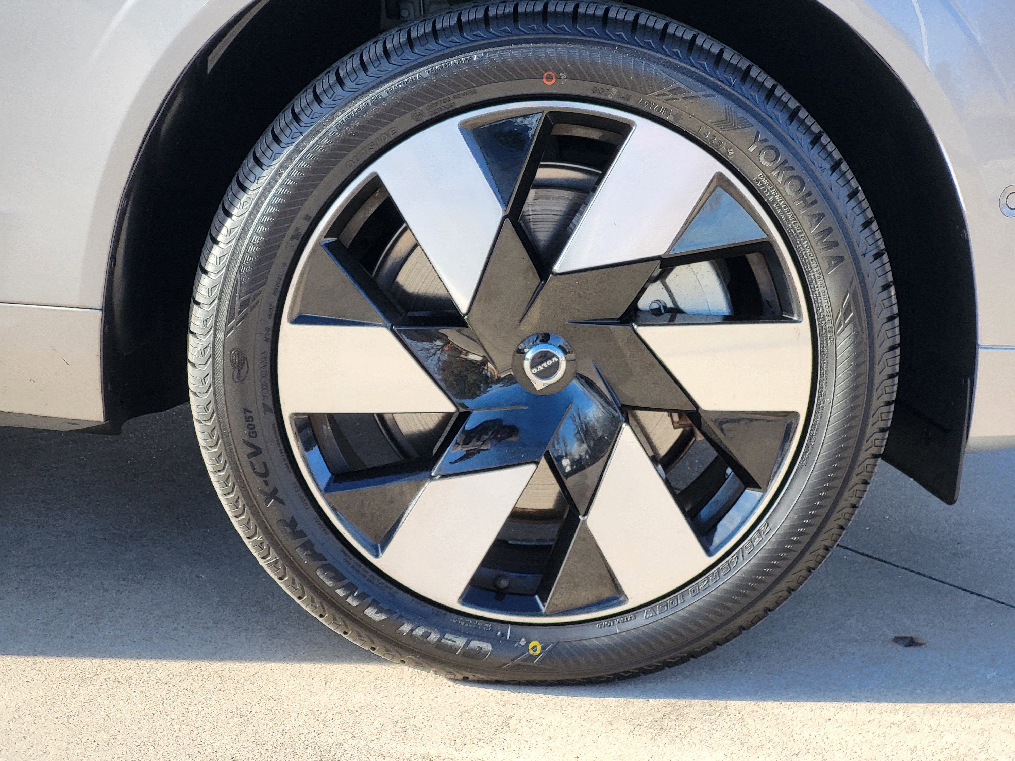 Certified 2024 Volvo XC60 T8 Plus w/ Protection Package Premier image 11