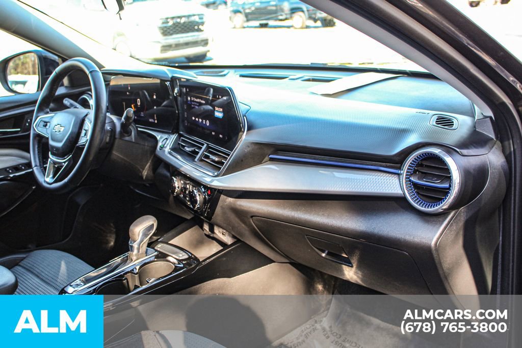 Used 2025 Chevrolet Trax LT w/ LT Convenience Package image 24