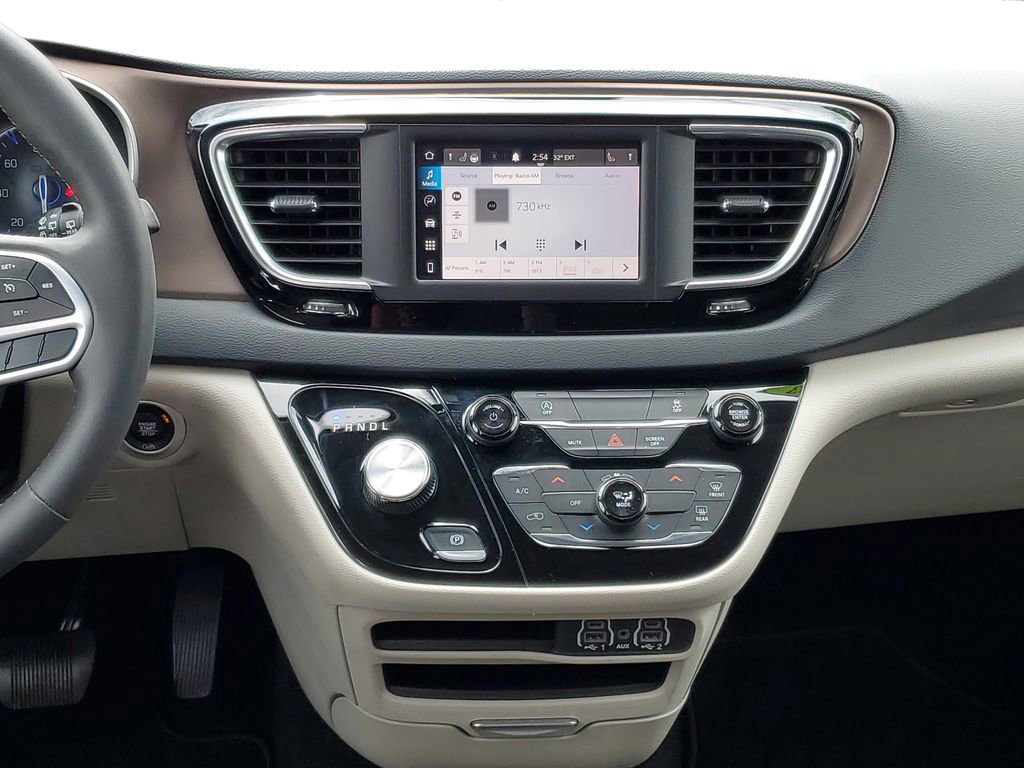 Used 2023 Chrysler Voyager LX image 27