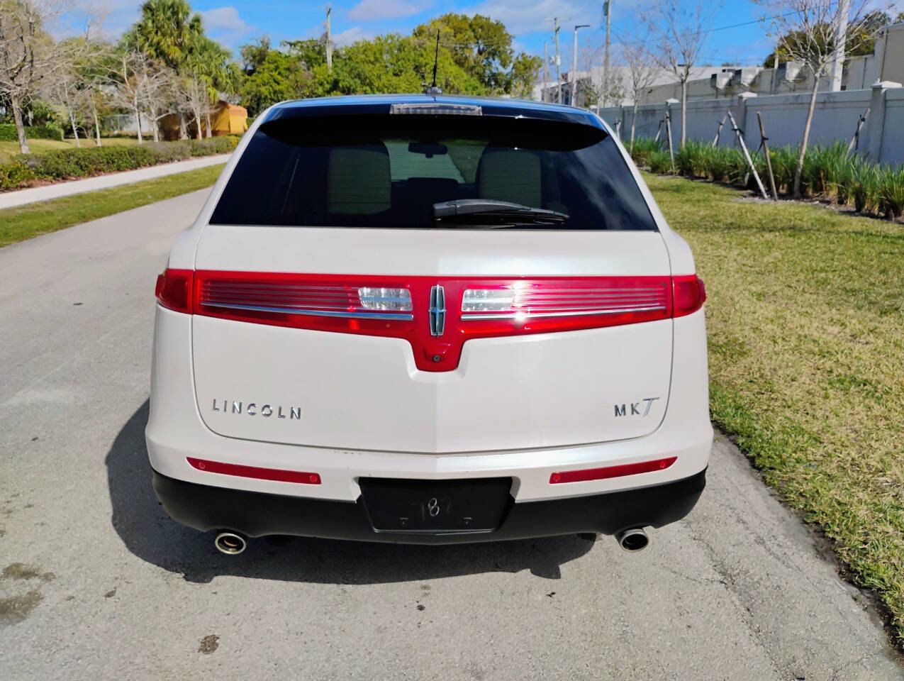 Used 2014 Lincoln MKT FWD image 4