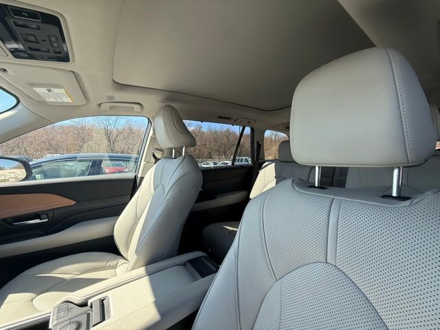 Used 2025 Toyota Grand Highlander FWD image 3