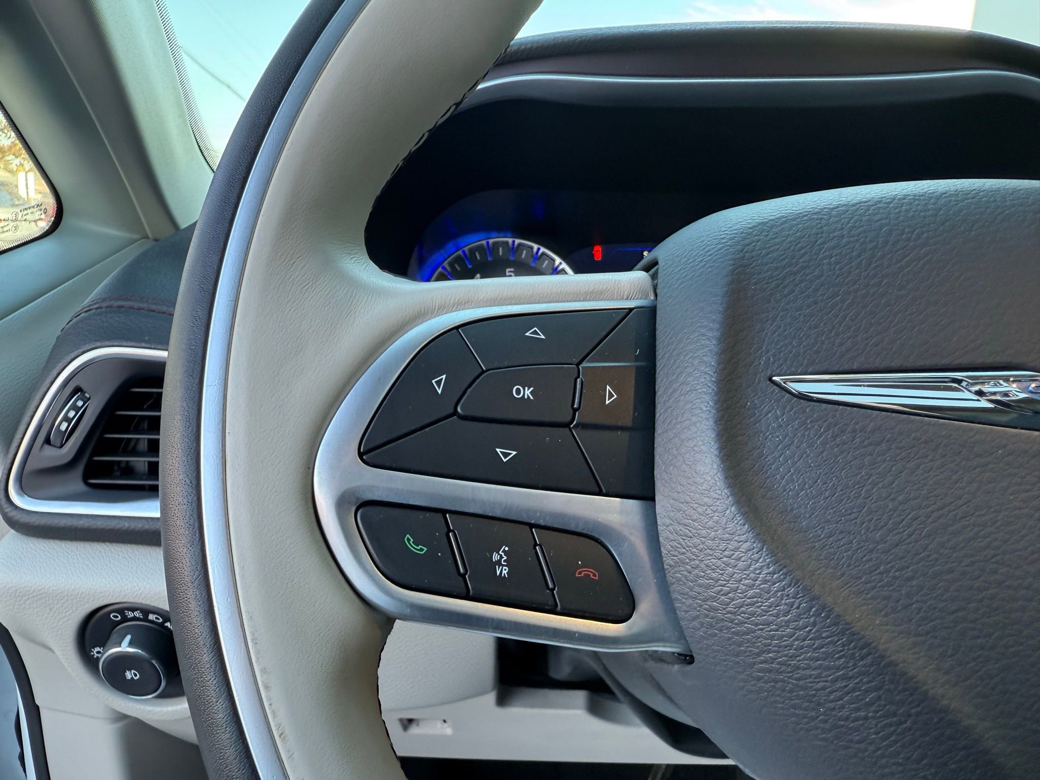 Used 2020 Chrysler Pacifica Limited image 45