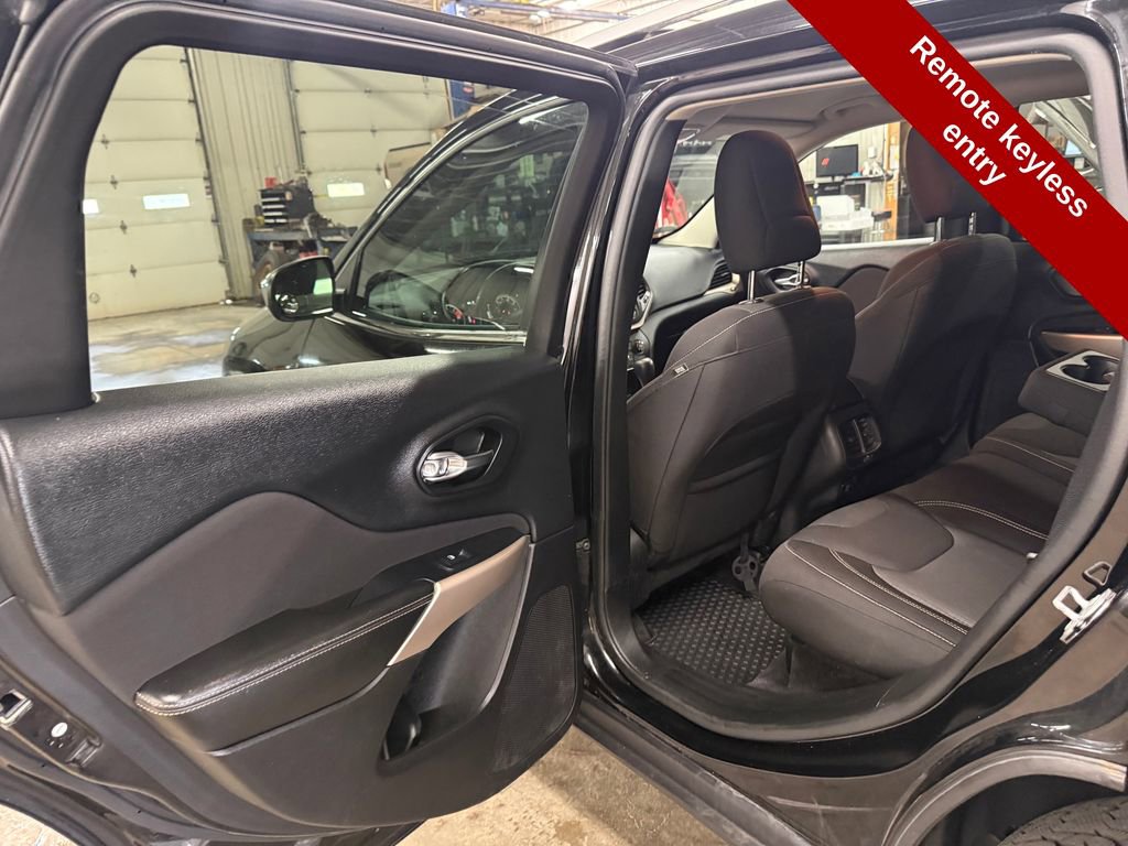 Used 2017 Jeep Cherokee Latitude w/ Cold Weather Group AWD/4WD image 29