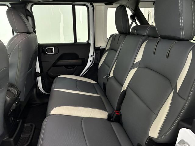 Used 2025 Jeep Wrangler Unlimited Sahara w/ Safety Group AWD/4WD image 18