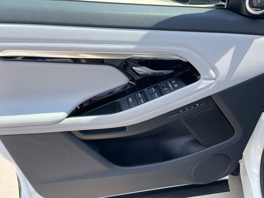 Used 2023 Land Rover Range Rover Evoque R-Dynamic SE image 21