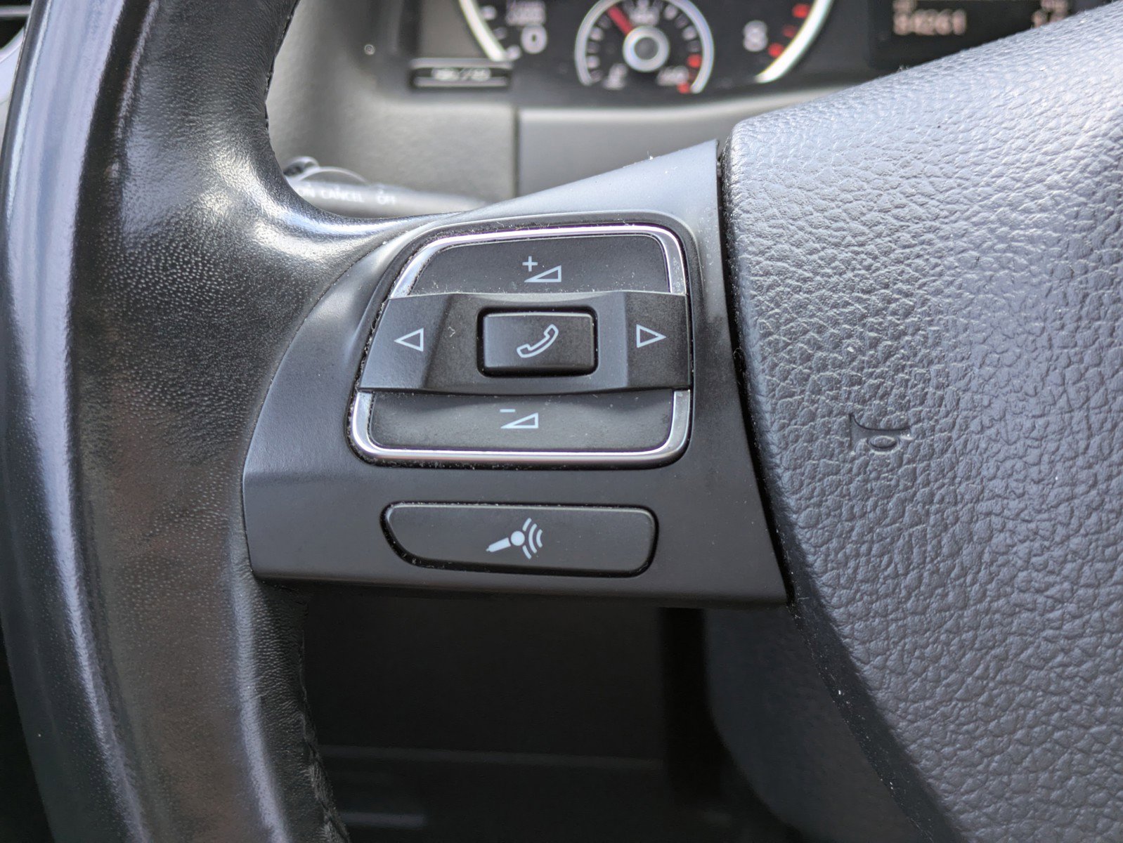 Used 2017 Volkswagen Tiguan S image 17